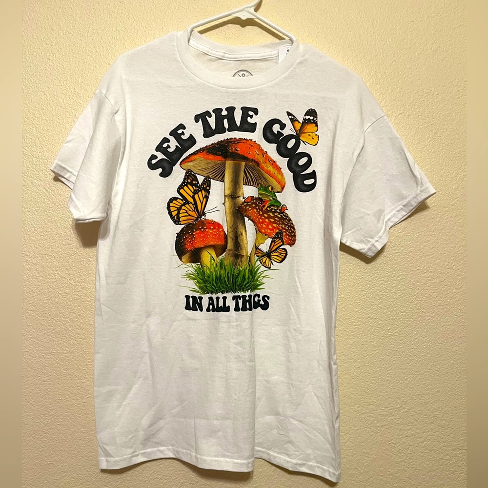 Men’s White Graphic T-shirt Size Medium